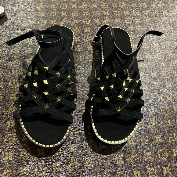 Black sandal with Gold, small spikes - Picture 3 of 3